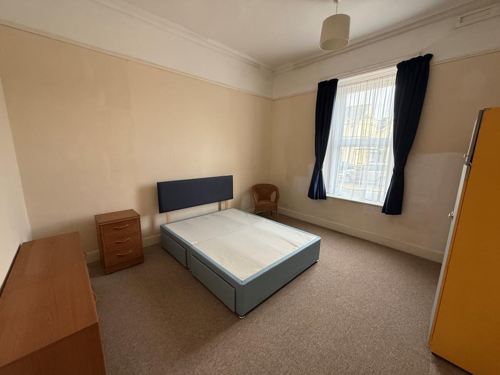 Lot: 133 - SIX SELF-CONTAINED FLATS IN BLOCK WITH STRUCTURAL ISSUES ON A LARGE PLOT WITH POTENTIAL - The bedroom in a ground floor flat